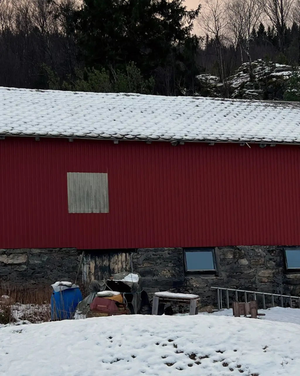 Før-bilde av låven i Naustdal før Eventyrlig Oppussing renoverte