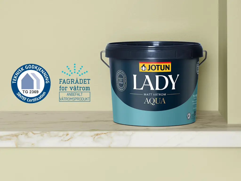 Et malingsspann med LADY Aqua på et bad med logo for teknisk godkjenning av SINTEF og Fagrådet for Våtrom