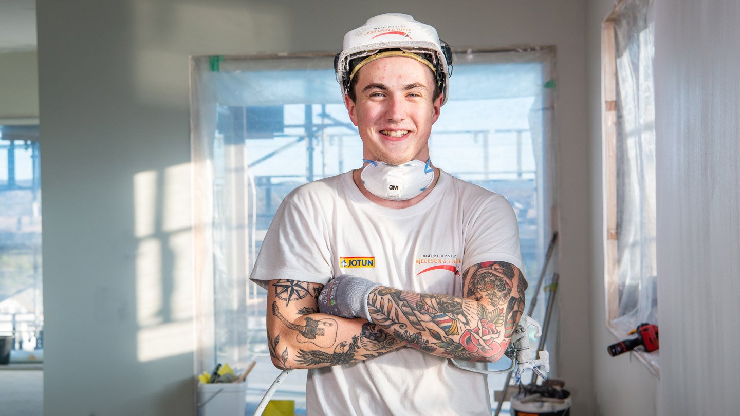 Fem profesjonelle håndverkere på en byggeplass